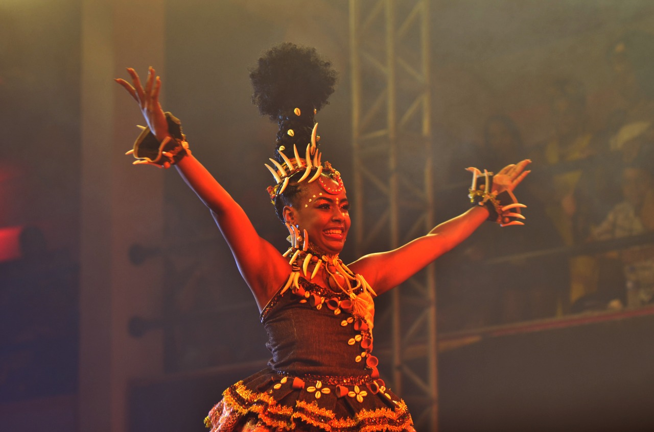 Mulher bonita vestida para a noite de carnaval. Mulher afro com