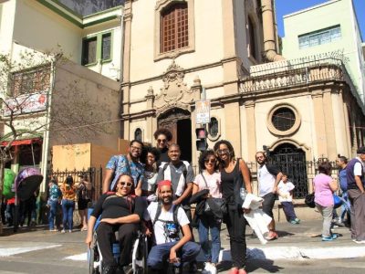 Grupo se reune em frente a Igreja Santa Cruz das Almas dos Enforcados na Liberdade